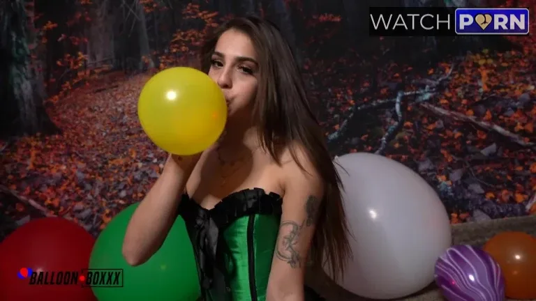 sofie reyez sofie reyez plays with big balloons amateurboxxx jpg